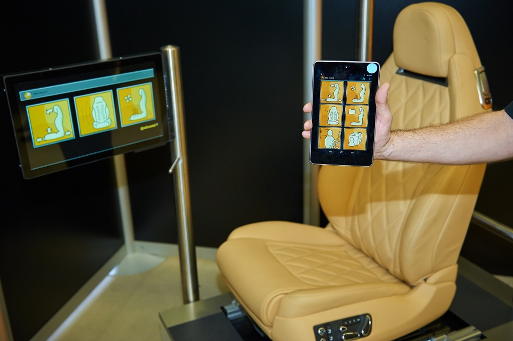 Prototype de siège connecté à une tablette au salon de Frankfurt IAA 2013